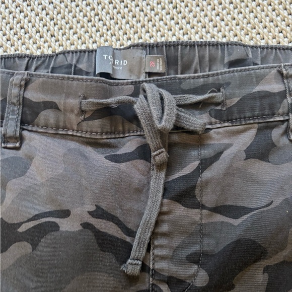 Torrid Camo Cargo Pants ( plus size) 2R Stretch Cotton - Picture 3 of 10